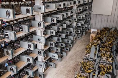 Modern mining farm illustrating facility layout and operational efficiency